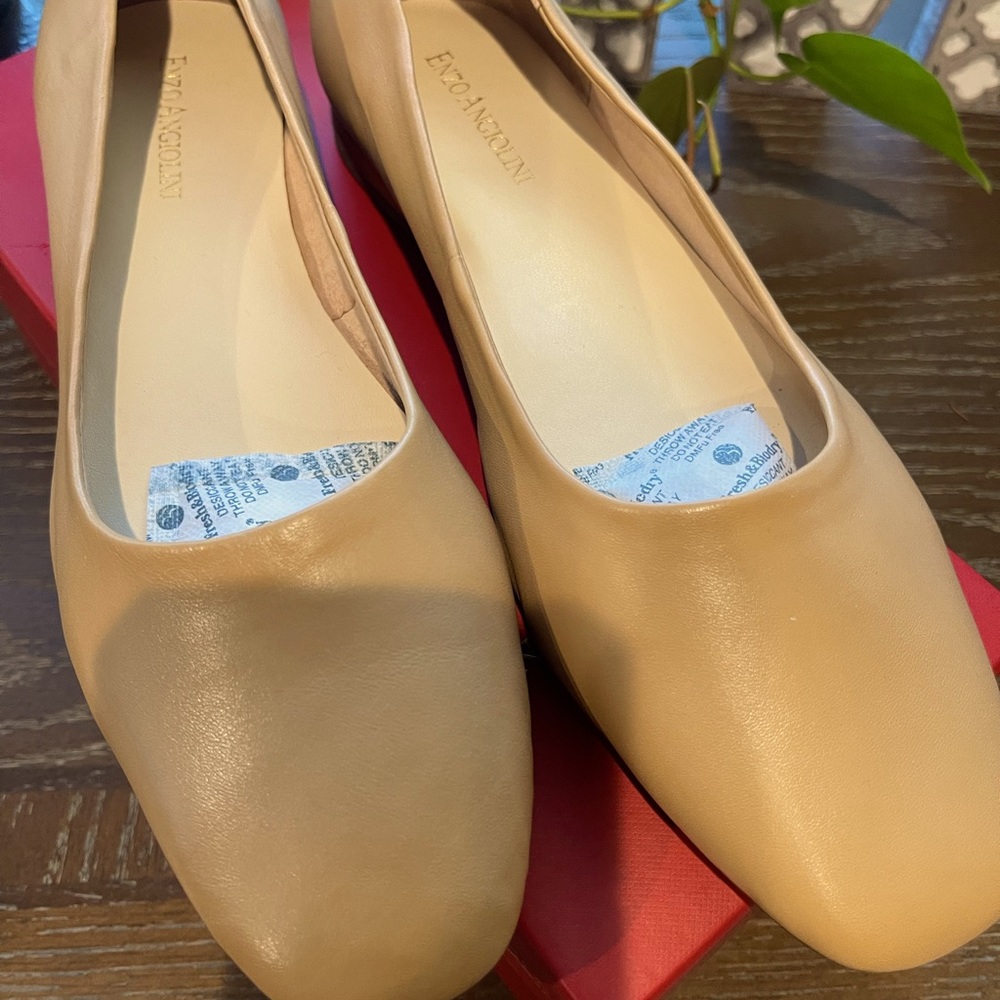 ENZO ANGIOLINI - tan flat